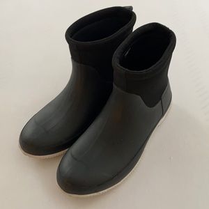 Hunter Boots, mesh upper (black, men’s size 11)